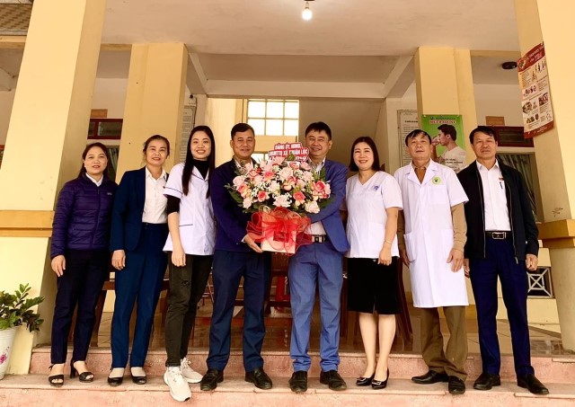 Đảng ủy, HĐND, UBND, UBMTTQ xã Thuận Lộc thăm, tặng quà trạm Y tế xã chúc mừng ngày Thầy thuốc Việt Nam 27/02