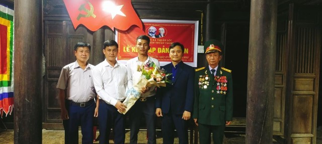 Chi bộ Thuận Trung tổ chức Lễ kết nạp Đảng viên mới tại Đình Giao Tác