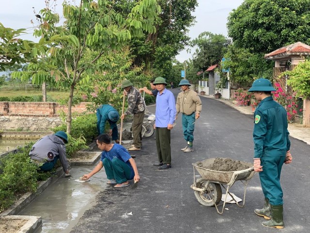 Công đoàn UBND xã Thuận Lộc phối hợp các đơn vị ra quân hỗ trợ các thôn xây dựng khu dân cư Nông thôn mới kiểu mẫu
