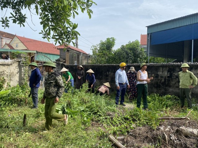 Hội nông dân xã Thuận Lộc ra quân chỉnh trang vườn hộ, dọn vệ sinh môi trường, xóa bỏ vườn tạp tại các khu dân cư nông thôn mới kiểu mẫu