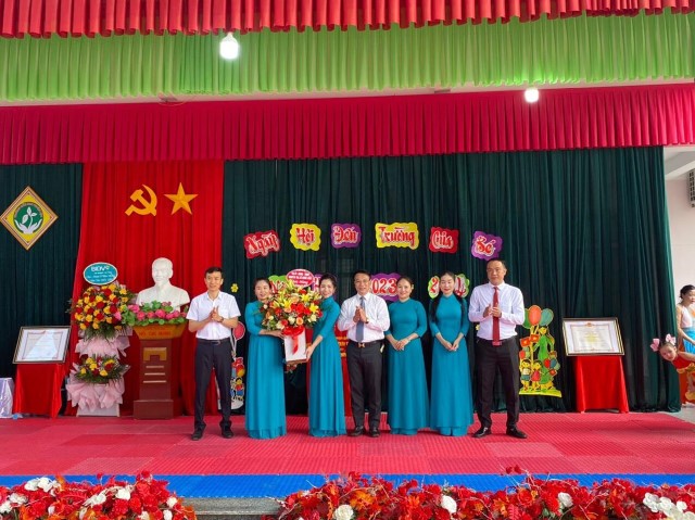 Hân hoan niềm vui ngày tựu trường của cô và trò trường Mầm non xã Thuận Lộc